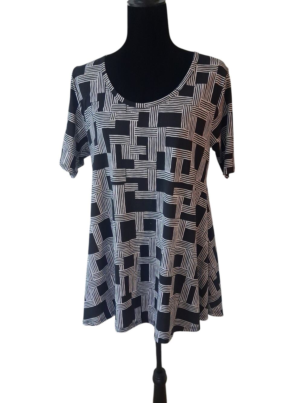 LuLaRoe Womens T-shirt Short Sleeve Black and White Scooped Neck Size S